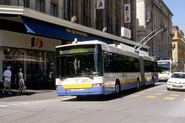 TRN La Chaux-de-Fonds Rue L&eacute;pold-Robert - 2002-05-31